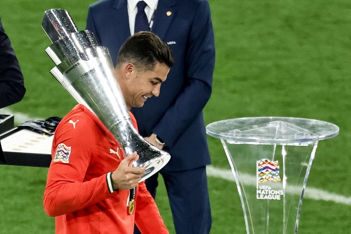 Cristiano Ronaldo, con el trofeo de la Liga de Naciones. Foto EFE