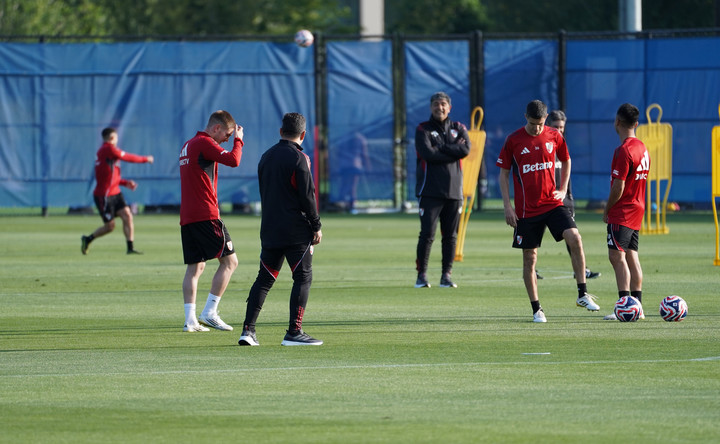 Entrenamiento de River en Seattle. Previo al inicio del Mundial Clubes Estados Unidos 2025. Foto: Marcelo Ferreiro. Mastantuono camina con Gallardo