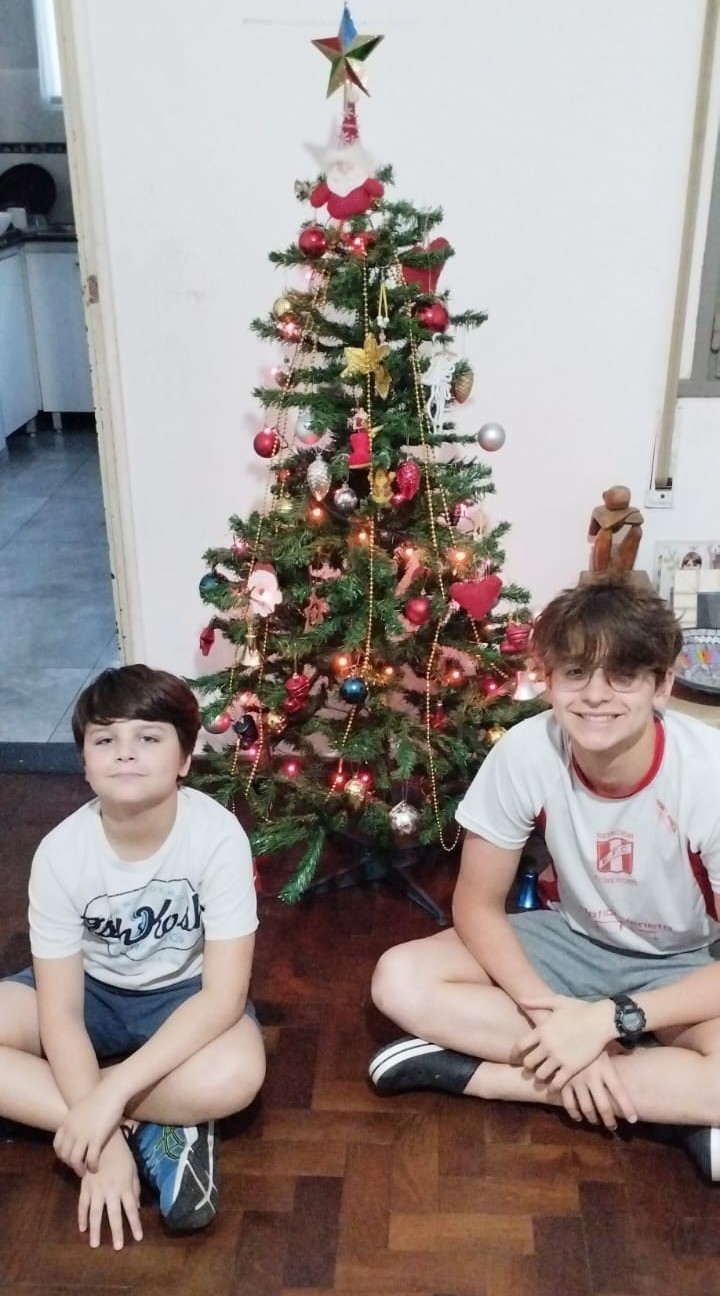 "De chico le he dado más trabajo a mi papá que lo que ellos me dieron a mí", dice Luciano Bottoni respecto a sus hijos, Matías y Juani. Foto: Familia Bottoni