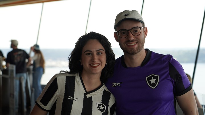Una pareja de brasileños hinchas del Botafogo que ama Buenos Aires y el Monumental, en la cima del Space Needle. Foto: Marcelo Ferreiro.