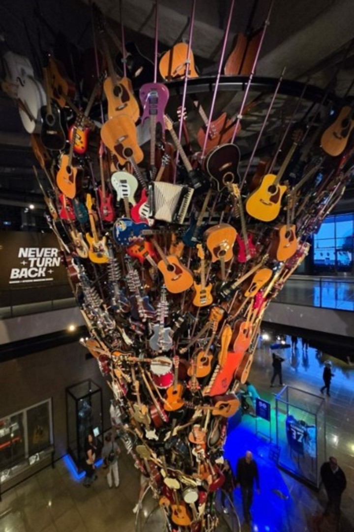 La fabulosa torre de guitarras en el Museo de la Cultura Pop en Seattle, Estados Unidos. Foto: Maximiliano Benozzi