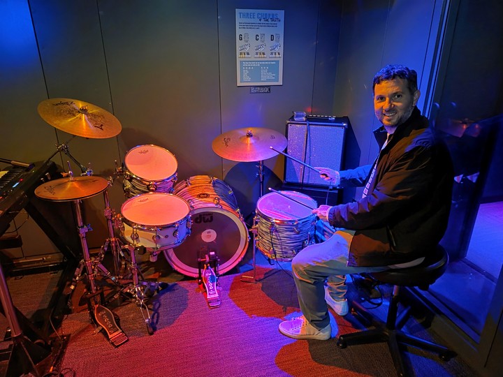 Museo de la música en Seattle, Estados Unidos. El enviado de Clarín tocando la batería.
