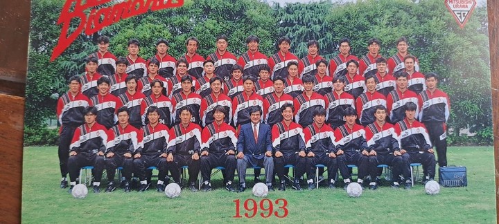 Escudero junto al plantel del Mitsubishi, hoy Urawa Red Diamonds