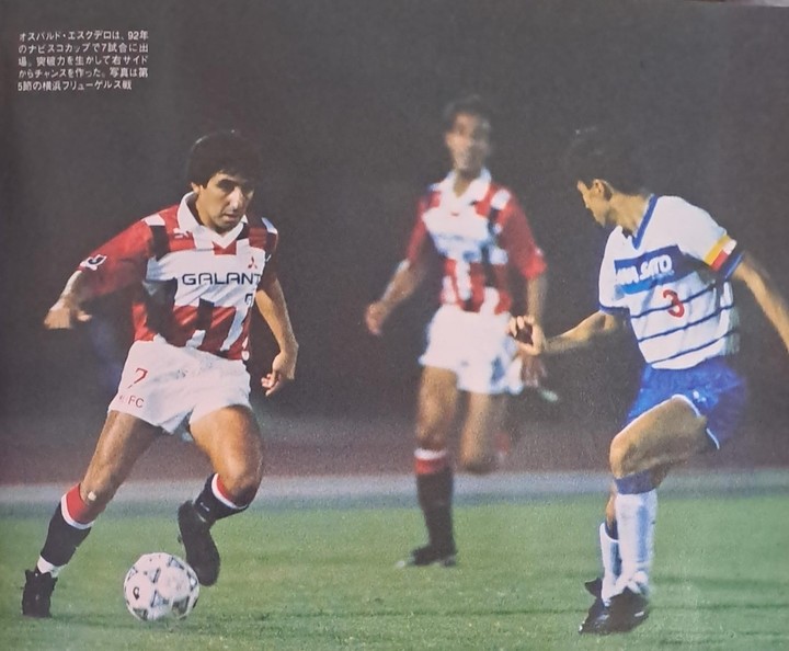 El Pichi Escudero jugando con la camiseta de Urawa Red Diamonds, que a principios de los '90 se llamaba Mitsubishi.