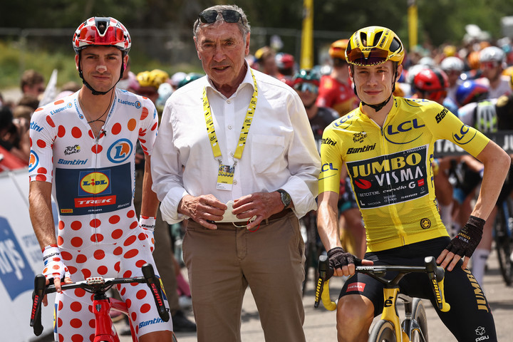 Eddy Merckx con el corredor italiano Giulio Ciccone y el danés Jonas Vingegaard.
Foto: AFP