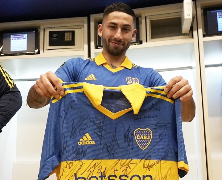 Alan Varela con el regalo que sus compañeros de Boca le hicieron tras su último partido en el club. Foto: Prensa Boca.