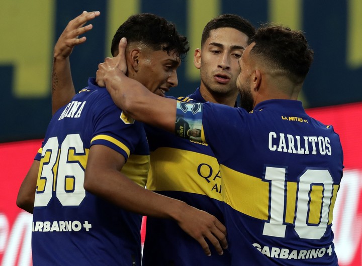 Varela y Medina, allá lejos y hace tiempo junto a Carlitos Tevez. Foto: Alejandro PAGNI / AFP.