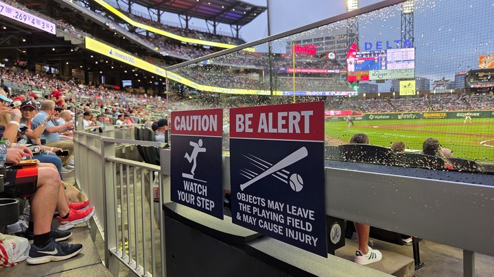 Atención. El cartel avisa que puede venir volando un bate o una pelota.