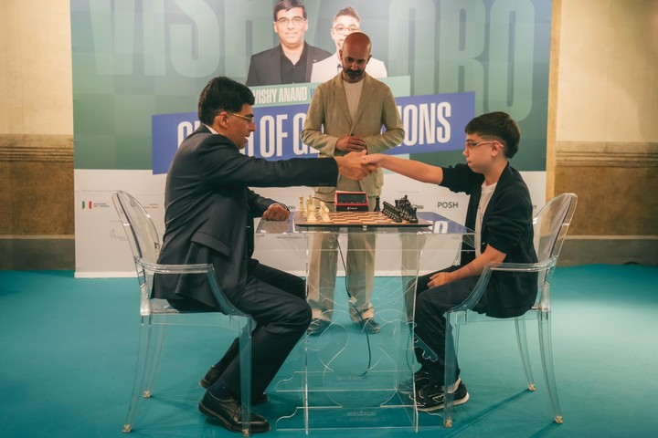 Faustino Oro, con el indio Viswanathan Anand, en un match exhibición en Italia.