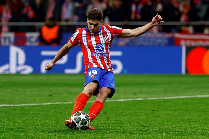 Julián Álvarez y el penal de la polémica contra Real Madrid que lo dejó fuera de la Champions. Foto: REUTERS / Susana Vera.