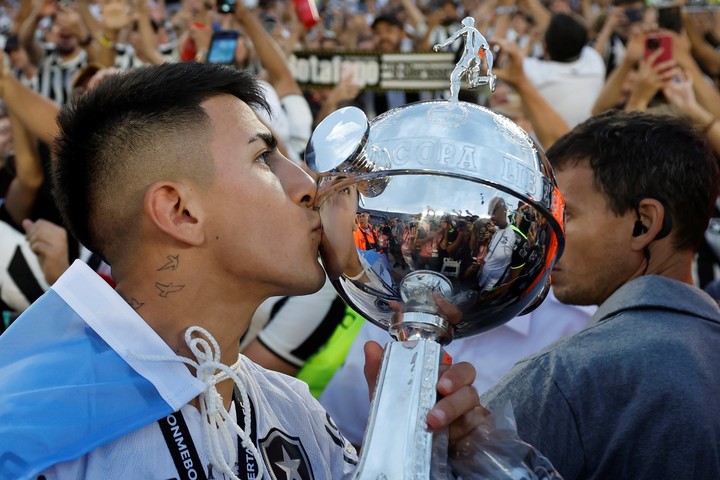 Botafogo, campeón de la Libertadores en el Monumental, con el argentino Thiago Almada entre los titulares. Foto: EFE / Antonio Lacerda.