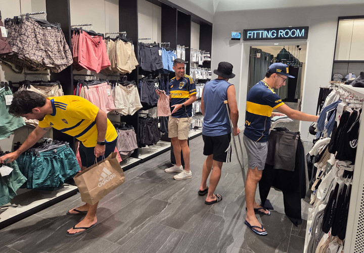 La fiebre de Boca llegó al outlet más popular de Miami. Foto: Fernando de la Orden / Enviado Especial
