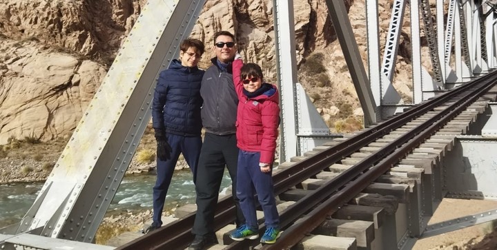 Luciano Bottoni y sus hijos compartían el amor por la natación. Foto: Familia Bottoni