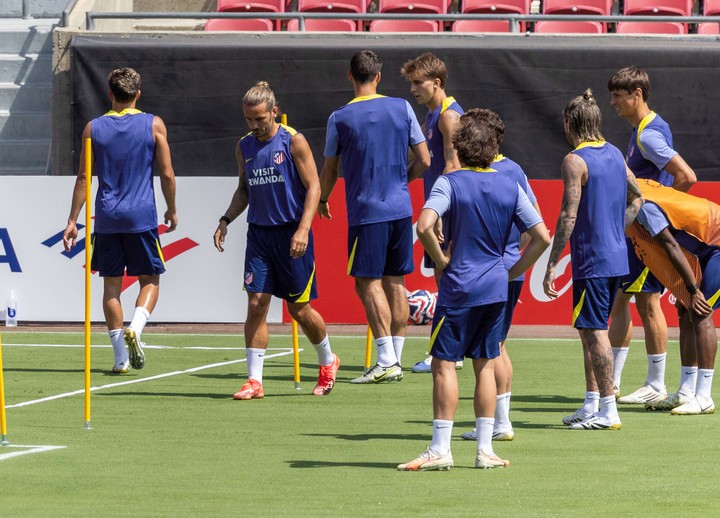 Jugadores del Atlético de Madrid durante un entrenamiento en el Memorial Coliseum de Los Ángeles antes del partido frente al París Saint-Germain (PSG). EFE/Armando Arorizo