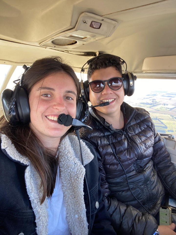 Azul durante su primer vuelo como piloto privado.