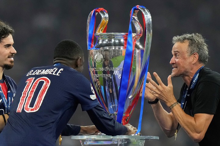 Ousmane Dembélé y Luis Enrique, campeones de la Champions League con París Saint-Germain. Foto: Luca Bruno / AP.