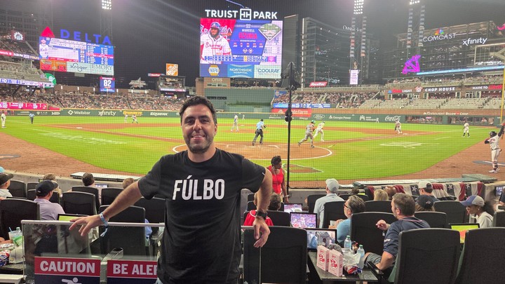 Noche de béisbol en los ojos de Clarín: Atlanta Braves vs New York Mets.