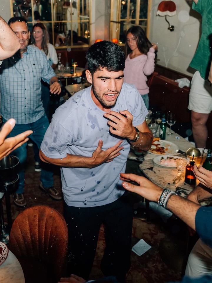 No words can explain that feeling what a match of tennis @carlitosalcarazz .#alcaraz #rolandgarros
Carlos Alcaraz festeja su triunfo en Roland Garros