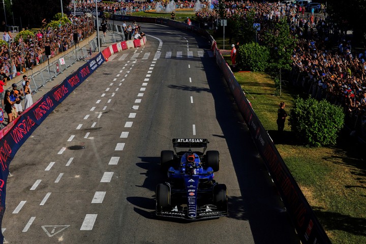Sainz paseó su Williams en una parte del circuito que recibirá el año que viene el Gran Premio de Madrid. Foto AP Photo/Manu Fernandez