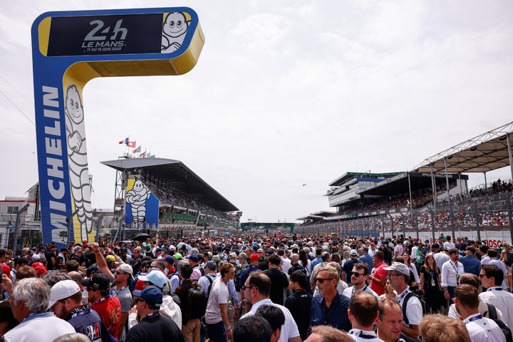 Una multitud dijo nuevamente presenta en las 24 Horas de Le Mans. Foto: EFE