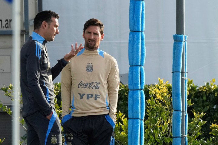 Scaloni y Messi, juntos en Ezeiza. Foto: AP Photo / Gustavo Garello.